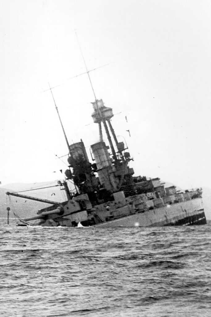 TRUFAULT's tweet image. Han pasado más de 100 años desde el hundimiento en masa de 1919, de la Flota 🇩🇪 en aguas de la base 🇬🇧 de #ScapaFlow, en los fondos arenosos de las islas Orcadas de Escocia.
Y se dice incluso hoy, que muchos #buques y #acorazados, siguen siendo aún reconocibles bajo el agua.
#WWI