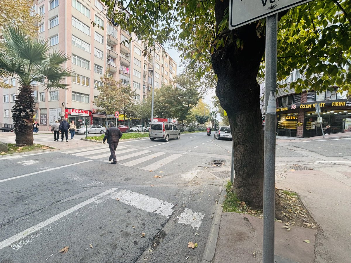 Gazi devlet hastanesine 100. Yıl bulvarından dönüş yapılan yerde yaya geçidi var karşıya geçmek isteyen insanlar mecbur yaya geçidinden geçmek zorunda diğer iki yaya geçidi oldukça uzak ama oradan geçmeye çalıştığı zaman da araçlar dönemiyor <a href="/samsunbsb/">Samsun Büyükşehir Belediyesi</a>