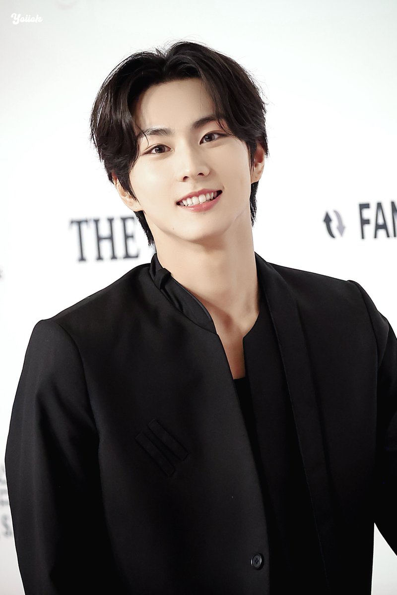 yangjuingwon's tweet image. ㅤ

“Selamat malam tuan dan nona. Saya ucapkan selamat datang dalam acara pernikahan dua insan yang tengah berbahagia pada malam hari ini yakni tuan Galendion Rakesha dan nona Cheryl Davinia Maheswari.”

ㅤ