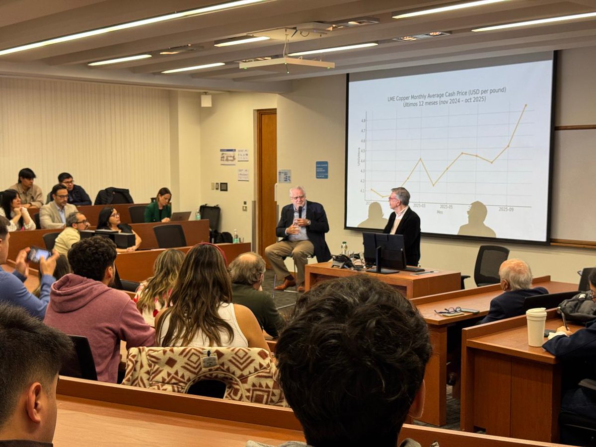 negociosUDD's tweet photo. 🗣️El presidente del directorio de @CodelcoChile, @maximopachecom conversa con el director del Instituto de Emprendimiento @negociosUDD, @LavinJoaquin sobre los desafíos y oportunidades que enfrenta el cobre en Chile. https://t.co/pZpX8JEzDG