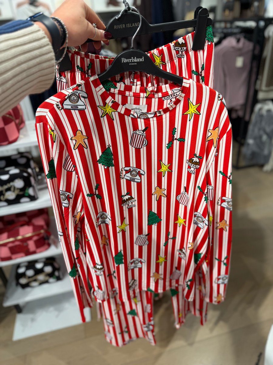 Grosvenor_Shop's tweet image. Who doesn’t love matching Christmas PJs? 🎄✨

River Island has the cutest sets in right now, perfect for cosy nights in, festive photos, or just getting into the Christmas spirit ❤️

We’re obsessed already! 😍

#ChristmasAtTheGrosvenor #RiverIsland #MatchingPJs #FestiveVibes