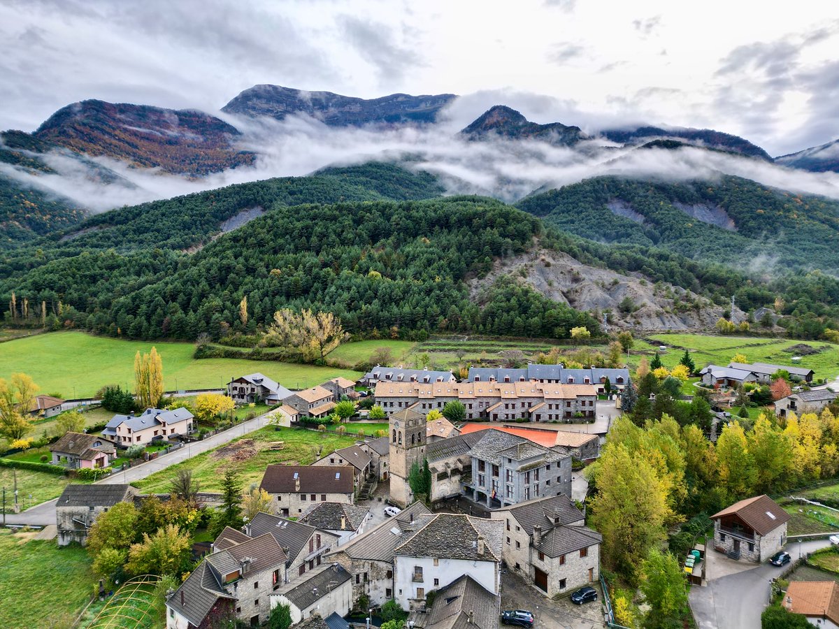 Huesca_LaMagia's tweet image. #Fiscal, un rincón tranquilo rodeado de montañas y naturaleza 🌄

Foto gracias a instagram.com/viajacondrone