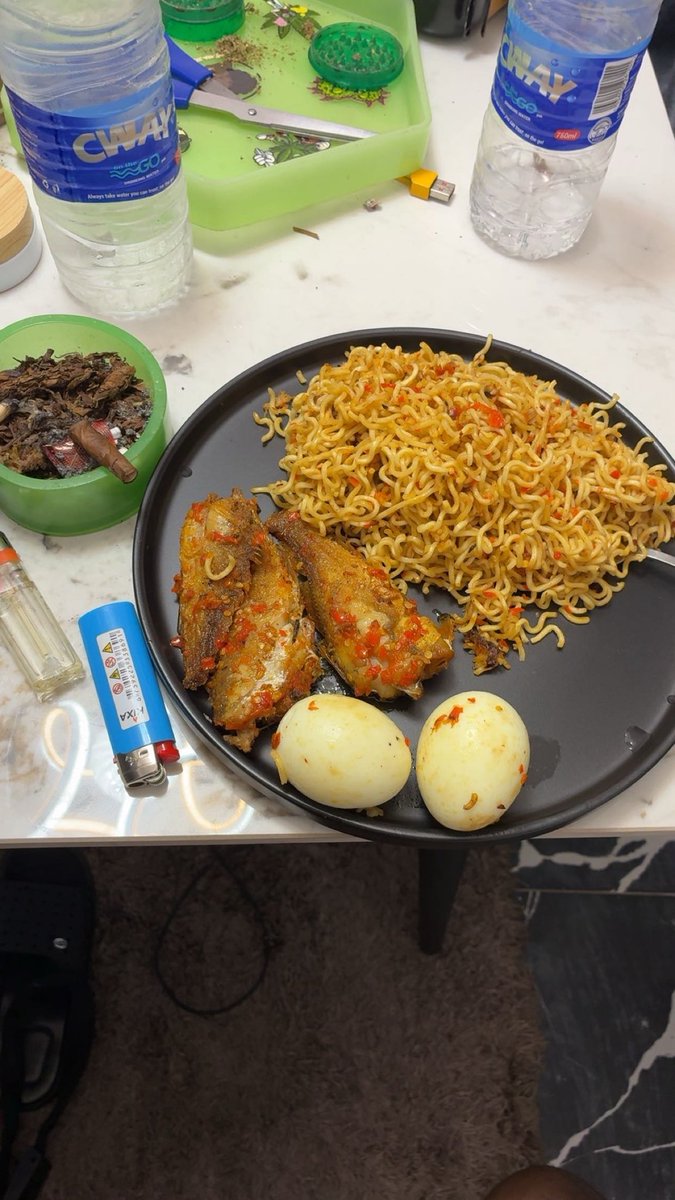 UrglyGramm's tweet image. Another episode of: even you wey no dey smoke never see food chop, lol