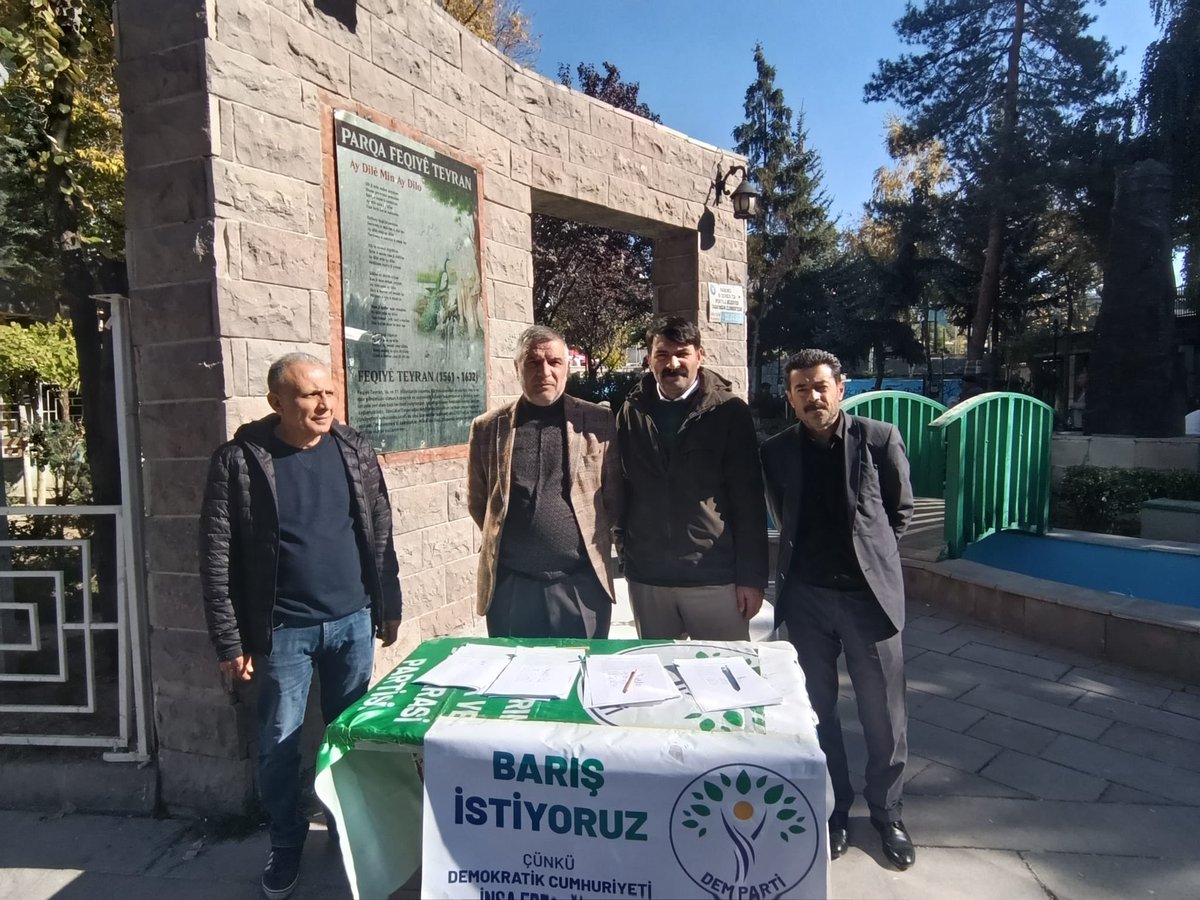 “Barış istiyoruz çünkü”
İmza kampanyası stant çalışması…

#Feqıye teyran parkı devam ediyor …

<a href="/DEMPartiWan/">DEM PARTİ WAN</a> 
<a href="/dbp_wan/">DBP WAN</a> 
<a href="/dbp_reyaarmuse/">DBP İpekyolu / Van</a>