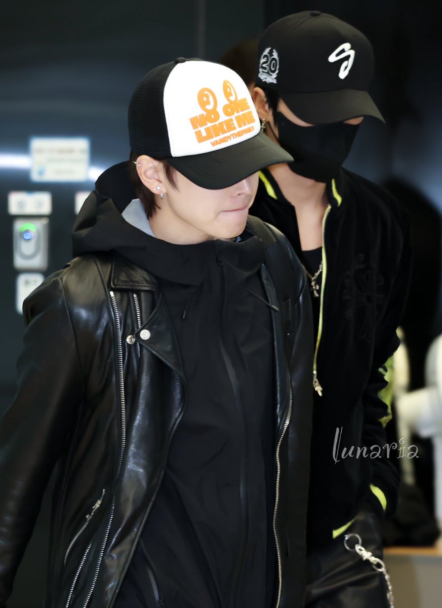 KHJ_H0NGSTYLE's tweet image. [251104] KIM HONGJOONG at airport arrivals in Korea

VANDY THE PINK
'NO 1 LIKE ME' cap design by Vandy 
[No Copy, sell or steal the design cap please❌✍️]

DOFF JASON
Lambskin 100 Rider Jacket | ₩245,000
🔗 : doffjason.com/product/lambsk…

#HONGJOONG #홍중 #ATEEZ