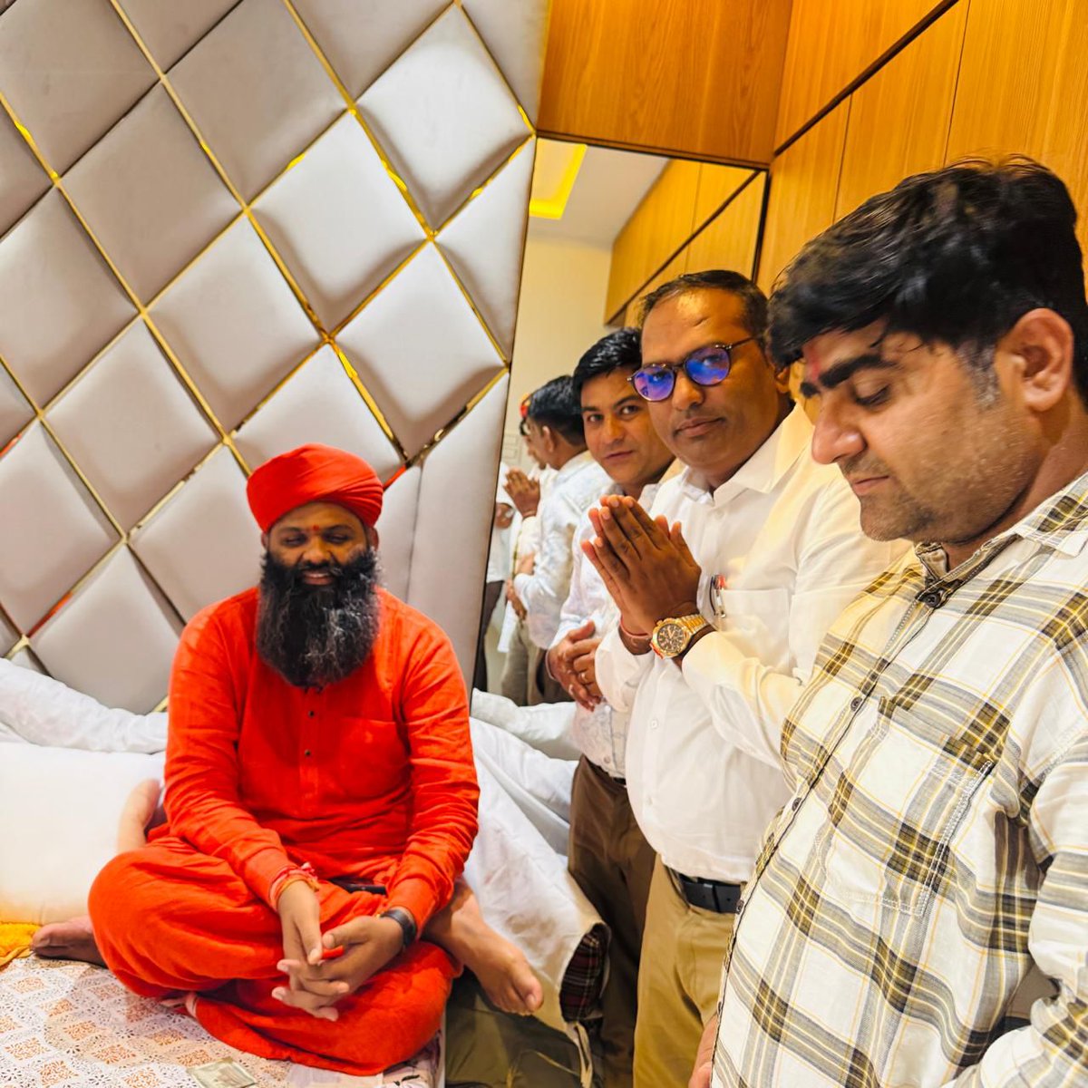 RiyaAssociates's tweet photo. *🙏 कोटि-कोटि प्रणाम परम पूज्य 1008 लक्ष्मण नाथ जी महाराज (लांबिया) 🙏*  
   
आपका दिव्य आशीर्वाद 🤝हमारे जीवन में *प्रेरणा, संयम और सच्चे मार्ग* का प्रकाश बनकर मार्गदर्शन करता है।  
आपके सान्निध्य से हमें *सेवा, समर्पण और सदाचार* की प्रेरणा मिलती है। https://t.co/tQ40UQdZMl