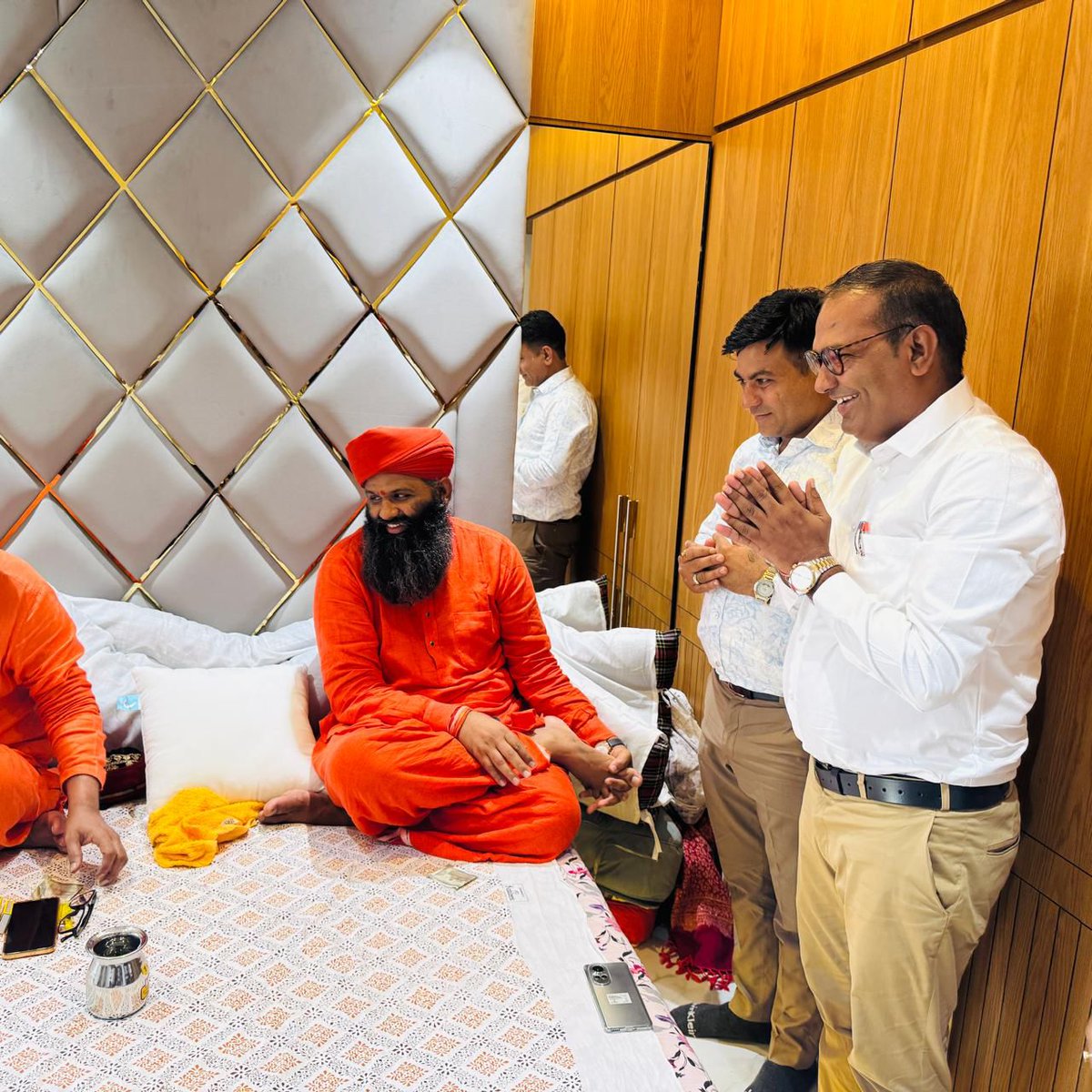 RiyaAssociates's tweet photo. *🙏 कोटि-कोटि प्रणाम परम पूज्य 1008 लक्ष्मण नाथ जी महाराज (लांबिया) 🙏*  
   
आपका दिव्य आशीर्वाद 🤝हमारे जीवन में *प्रेरणा, संयम और सच्चे मार्ग* का प्रकाश बनकर मार्गदर्शन करता है।  
आपके सान्निध्य से हमें *सेवा, समर्पण और सदाचार* की प्रेरणा मिलती है। https://t.co/tQ40UQdZMl