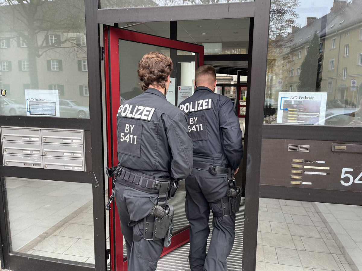 EIL Gegen #AfD-Bundestagsabgeordneten, e AfD-Landtagsabgeordneten sowie weitere Beschuldigte wird wegen des Verdachts der Untreu und des Betrugs ermittelt. So die Staatsanwaltschaft Augsburg. Mehrere Razzien, u.a. in Abgeordnetenbüros und Frakions-Räumen. <a href="/BR24/">BR24</a> <a href="/tagesschau/">tagesschau</a>