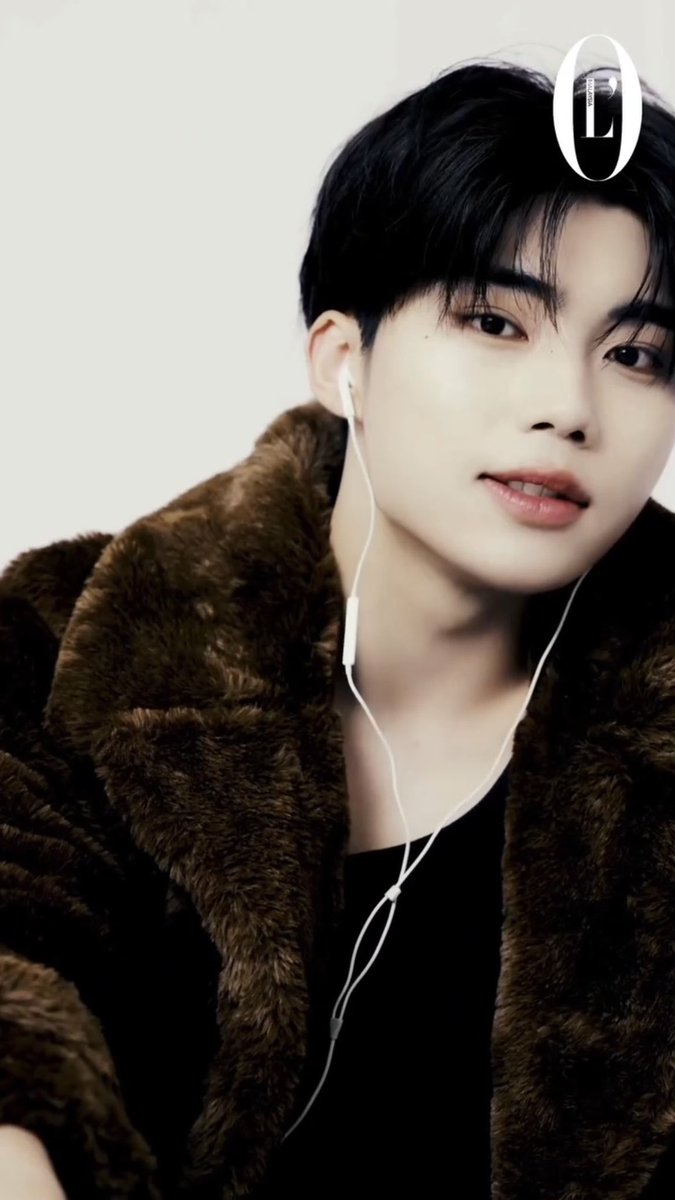 ZB1_GUNWOOK's tweet photo. L’Officiel November Issue

#제로베이스원 #ZEROBASEONE #ZB1 #박건욱 #PARKGUNWOOK #건욱 #パクゴヌク #朴乾旭 https://t.co/6sSRqGC7xf