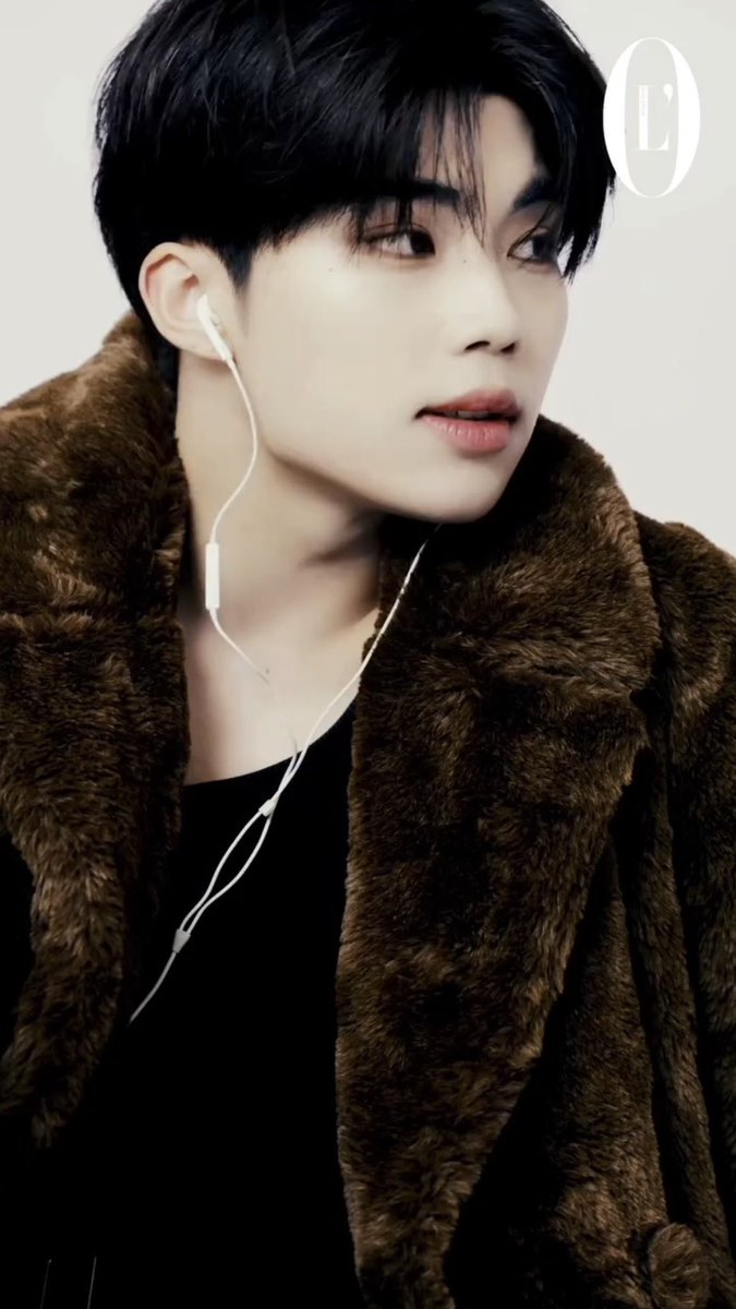 ZB1_GUNWOOK's tweet photo. L’Officiel November Issue

#제로베이스원 #ZEROBASEONE #ZB1 #박건욱 #PARKGUNWOOK #건욱 #パクゴヌク #朴乾旭 https://t.co/6sSRqGC7xf