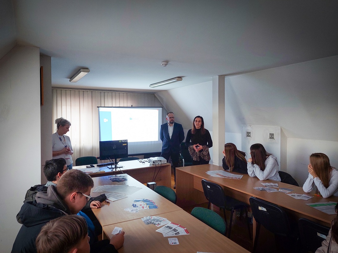 KAS_Bialystok's tweet photo. 🗓️ Dziś, 6 listopada, pracownicy #US w Augustowie gościli ósmoklasistów ze SP nr 2 im. Z. Augusta w Augustowie 👩🎓
Podczas praktycznej lekcji z doradztwa zawodowego uczniowie poznali rolę i zadania #KAS oraz dowiedzieli się, jak wygląda praca w administracji skarbowej.
#KASdlaWAS https://t.co/sxnzopoyG9