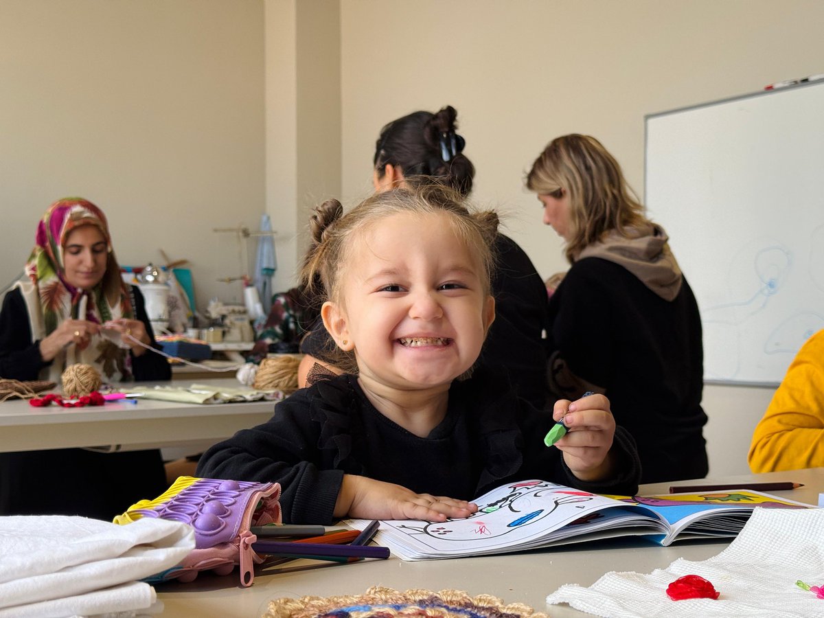 🎨 Sarıçam İlçe Millî Eğitim Müdürlüğü iş birliğiyle El Sanatları Kursumuzu hayata geçirdik. 🌸
Kadınlarımızın üretime katıldığı, fikirlerin ve yeteneklerin sanata dönüştüğü bu kurslarla hem geleneksel el sanatlarımızı yaşatıyor, hem de yeni beceriler kazandırıyoruz.