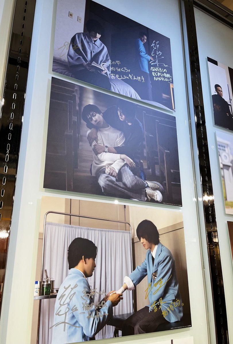 manga10_torico's tweet image. 🏫「#タクミくんシリーズ －Drama－」ポップアップストア👔💙
at #マンガ展渋谷
manga10.com/event/3584 

CLOSE🌙

会場ではドラマ第1話～最終話までの場面写真を展示中🎬✨

崎義一 役／#加藤大悟 さん
高林泉 役／#世古口凌 さん、吉沢道雄 役／#祐楽 さんの
直筆サイン＆コメント入り‼️✍🏻💭…