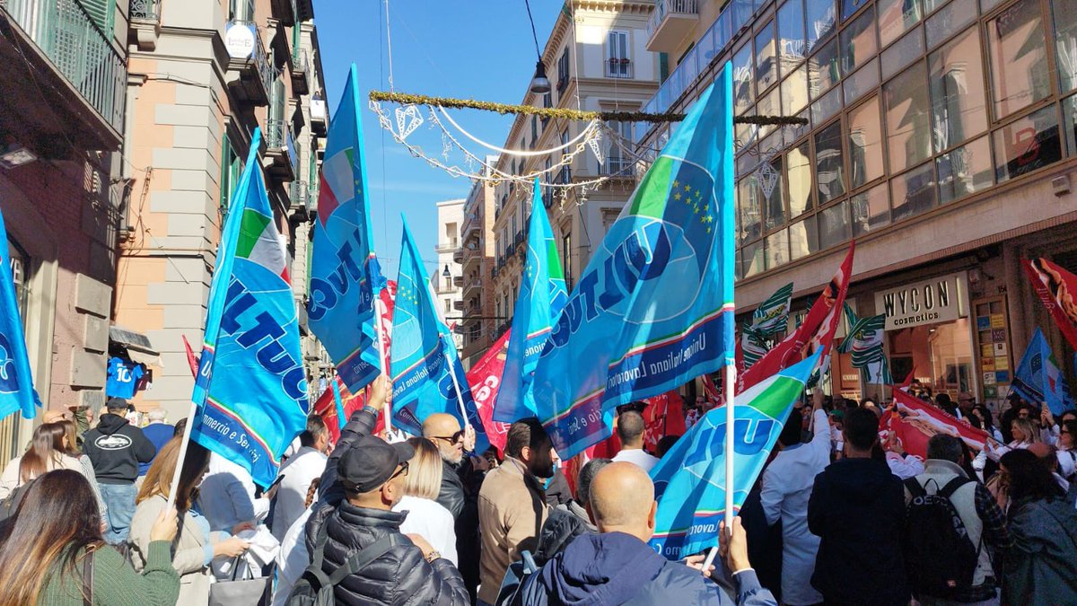 UiltucsCampania's tweet photo. 💊 Farmacisti in piazza!
Oggi presidio in via Toledo davanti a Federfarma: lavoratrici e lavoratori delle farmacie private chiedono il rinnovo del contratto, fermo da oltre un anno.
Servono aumenti salariali, tutele e rispetto per chi ogni giorno garantisce salute e assistenza. https://t.co/6NDs7oCqsd