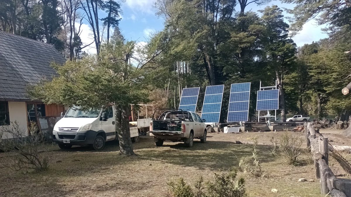 EnergiaRN's tweet photo. DÍA DE LOS PARQUES NACIONALES🌿

☀️En Río Negro, proteger la naturaleza también es garantizar energía limpia para quienes la cuidan.

⚡️A través de sistemas fotovoltaicos, abastecemos puntos estratégicos dentro del #ParqueNahuelHuapi, acompañando el trabajo de los guardaparques. https://t.co/SGpffRifdk