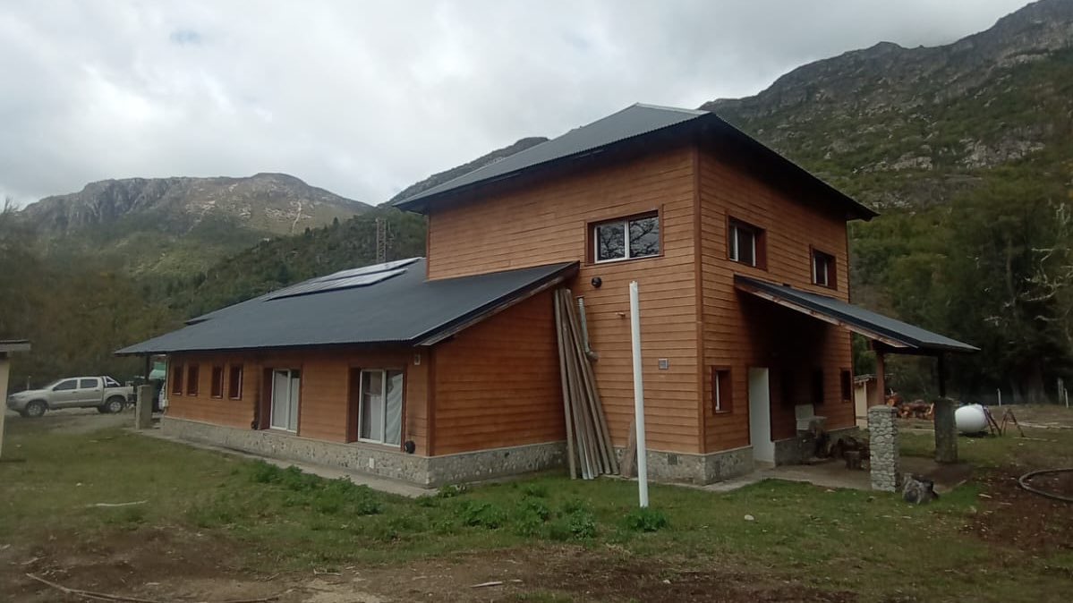 DÍA DE LOS PARQUES NACIONALES🌿

☀️En Río Negro, proteger la naturaleza también es garantizar energía limpia para quienes la cuidan.

⚡️A través de sistemas fotovoltaicos, abastecemos puntos estratégicos dentro del #ParqueNahuelHuapi, acompañando el trabajo de los guardaparques.