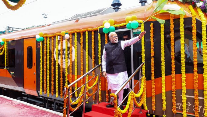 airnews_pune's tweet image. पंतप्रधान नरेंद्र मोदी ८ नोव्हेंबरला चार नवीन वंदे भारत एक्सप्रेस गाड्यांचे उद्घाटन करण्यासाठी वाराणसीला भेट देणार.   या गाड्या बनारस-खजुराहो, लखनऊ-सहारापूर, फिरोजपूर-दिल्ली आणि एर्नाकुलम-बेंगळुरू मार्गांवर धावतील

#VandeBharatExpress #PMModi #RegionalConnectivity #IndiaRailways