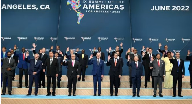 Al míster del norte, no le quedó más remedio que posponer la Cumbre de las Américas para el año que viene.
Es enorme el rechazo a la exclusión y su presencia militar en el Caribe.
Ya Trumpeta sabe, que con garrote y cañoneras, no nos entendemos.