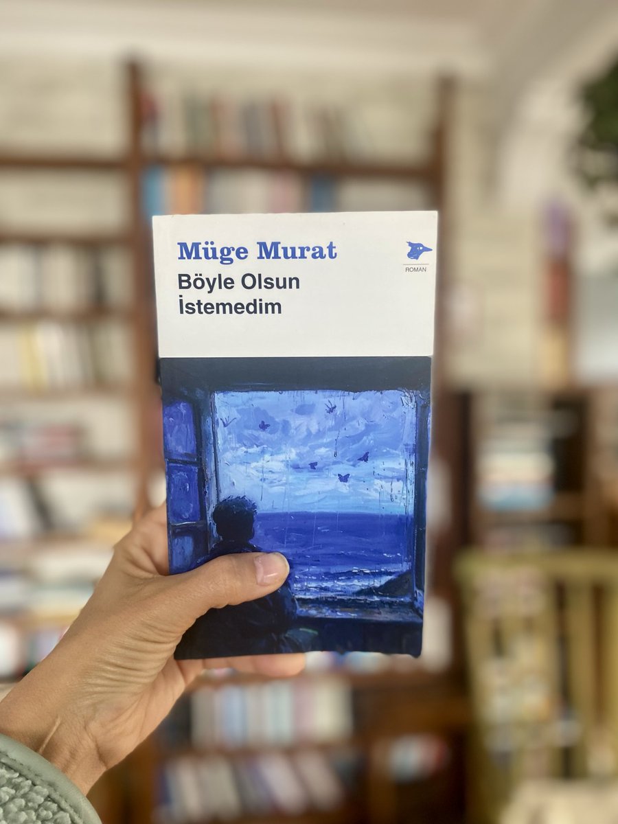 irmakzileli's tweet photo. Müge Murat ilk romanında kolay olmayan bir iş başarıyor. Kendine çok uzak, yabancı bir karakterin hikayesini yazıyor. Üstelik de edebiyatımızda pek karşılaşmadığımız bir şey yaparak, ülkücü bir gencin hikayesine odaklanıyor. Erken yaşta babasını yitiren Seyid’in, aidiyet arayışının, kimlik yaratma arzusunun, saygı görme ihtiyacının onu nasıl da 70’li yılların Türkiye’sinde ülkücü örgütlenmesinin hedefi haline getirdiğini anlatıyor. Bir grubun parçası olmak, sözünü dinletmek, ben varım demek isteyen Seyid’in hiç farkında olmadan siyasi çıkar ilişkilerinin kurbanı oluşunu gözler önüne seriyor. Böylece tam da edebiyatın yapması bekleneni yaparak, toplumsal olayların içindeki insana derin bir bakış sunuyor. Seyid’in hikayesi aracılığıyla elbette Türkiye’nin bir dönemine de ışık tutuyor ama bence “Böyle Olsun İstemedim”i bir dönem romanı olarak etiketlemek, onun çapını ve derinliğini küçültmek olur. Hatta bu romanı salt ülkücü bir gencin hikayesi olarak okumak da insanın güç elde etme arzusunun nelere yol açabildiğini gösteren psikolojik, sosyolojik ve kavramsal boyutunu es geçmek olur. Müge Murat’ı, ilk romanında bir ülkücü gencin iç dünyasını böylesine derin ve katmanlı şekilde aktarabildiği; yarattığı atmosfer, sahneleme ve dil mahareti için de tebrik etmek lazım. #reklamdeği̇l #okumaönerisi #books