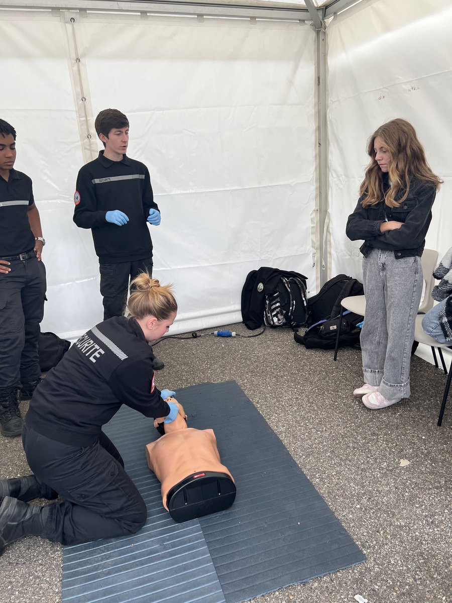🔍 Ambiance curieuse et motivée au salon E Strade di l’Orientazione de Borgu ! Les élèves de 3e explorent les métiers, posent leurs questions et découvrent les nombreuses voies qui s’ouvrent après le collège.
Merci à tous les intervenants et enseignants pour leur engagement 👏