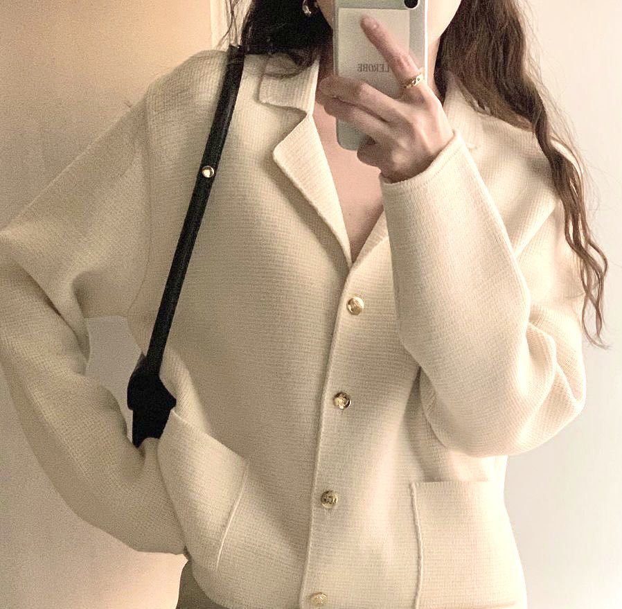 coconutsummer1's tweet image. โอโห้ตัวนี้ดีอ่ะ เป็นคาดิแกนที่ทำทรงแบบ blazer ดูดีและน่ารักในเวลาเดียวกัน ไหมพรมแท้ ของ MSHI CLUB ตัวนึงพันกว่า ปีนี้ลดเยอะ 77% เหลือ 2-3 ร้อย งานดีเหมือนเดิม สวยมาก โอเคยอมม * ｡🌨🧣