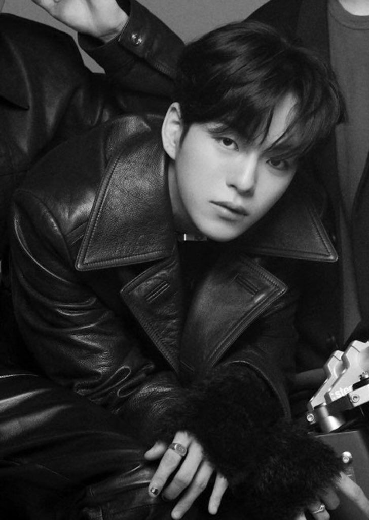 yonjjaee's tweet image. #TMSD #TreasureMakerSelcaDay 
#윤재혁 #JAEHYUK #TREASURE  @treasuremembers 

"maju sini lo anj"                    "hajar sayang"