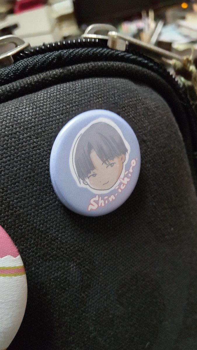 shinichiro_gsxr's tweet image. #mls7 個人的一生の記念になるかもしれないアイテム　中上育実さん製作のHANAJIステッカーと缶バッジ
自分がグッズになるなんて夢にも思わず感動です
で、ステッカーは買えたけど缶バッジ多めに買おうと思ったらバンドメンバーがめっちゃ買ってて早々に売り切れた