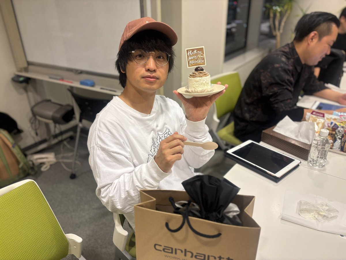 guruguru_813's tweet image. 【番組からのお祝い🥂】
番組から佐々木さんへケーキとプレゼントを用意しました❕
改めてお誕生日おめでとうございます🎂
今夜の放送もお楽しみに💫
#エバース #グルグル813 #さめこい