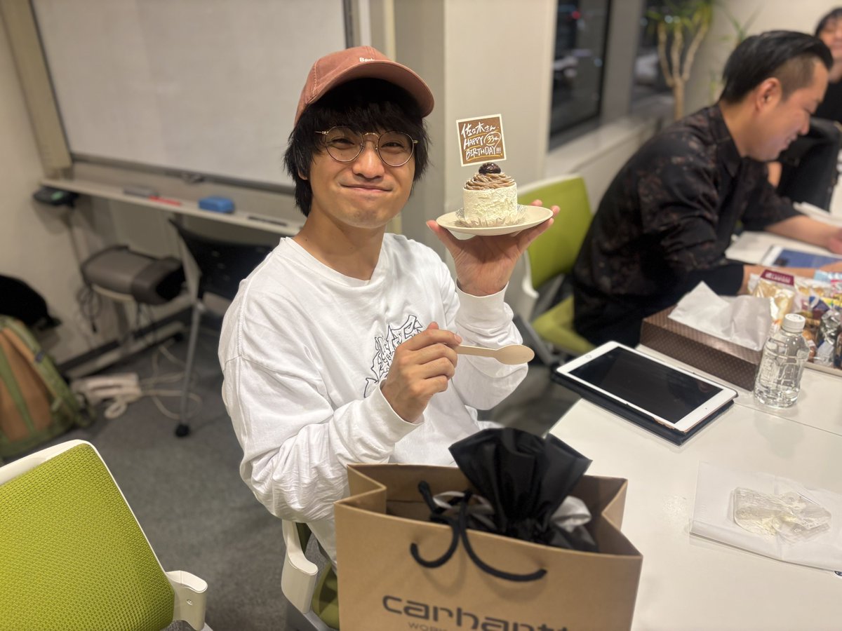 guruguru_813's tweet image. 【番組からのお祝い🥂】
番組から佐々木さんへケーキとプレゼントを用意しました❕
改めてお誕生日おめでとうございます🎂
今夜の放送もお楽しみに💫
#エバース #グルグル813 #さめこい