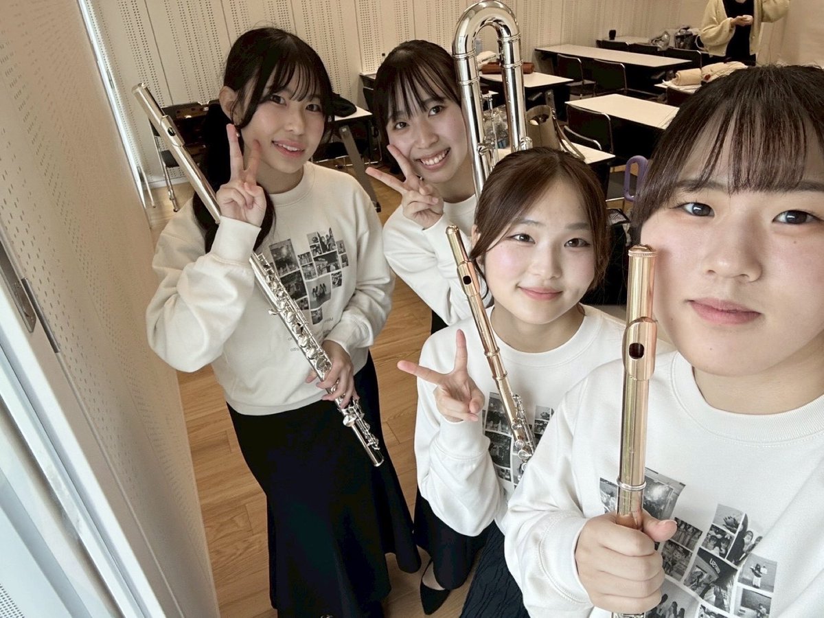 11/2は、3年目にして初めての芸祭！

今回は同期とフルートカルテットを組み、普段の並笛4本のアンサンブルに加えて、初めてアルト・バス、そしてピッコロも加えてみました🪈

お揃いの衣装を作って、マリオや３分クッキングなど耳馴染みのある曲中心に演奏しました🎶