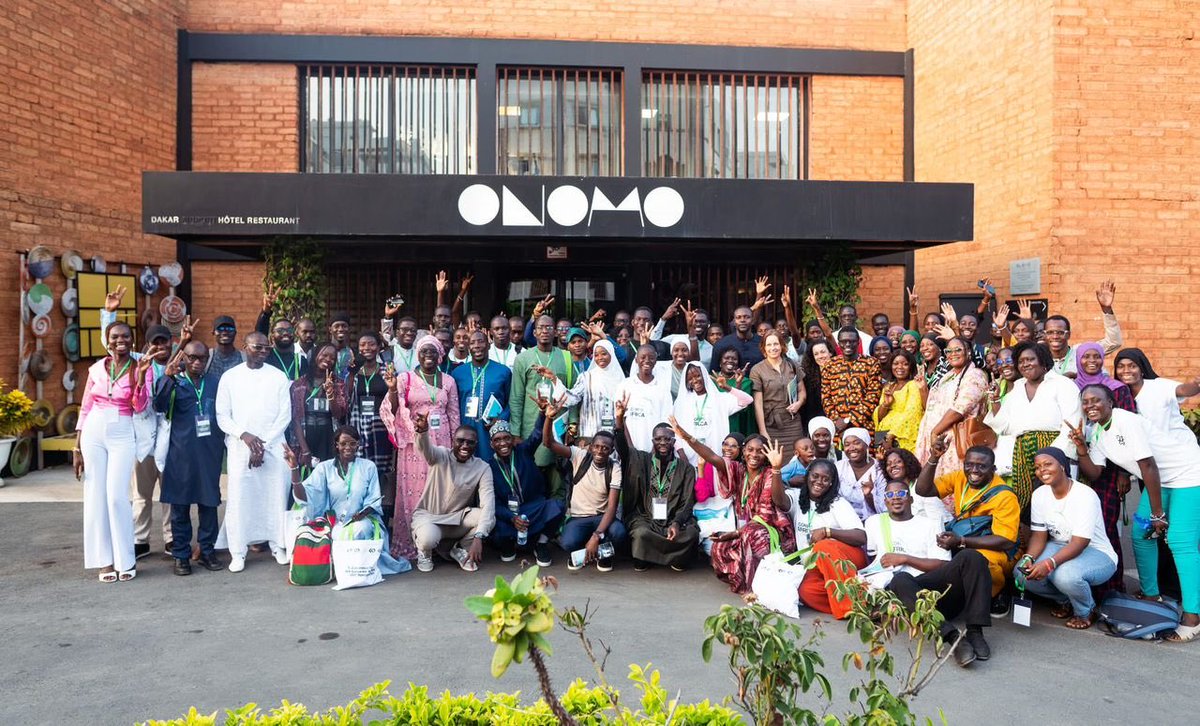 🌿 “Ce sont les petites choses que nous faisons tous ensemble qui finiront par sauver la planète.” — Wangari Maathai

Fier d’avoir vécu cette expérience.
Fier d’être à nouveau en route vers la #COP30 🚀🇸🇳

#Climat #Jeunesse #Leadership #Engagement #CorpsAfrica