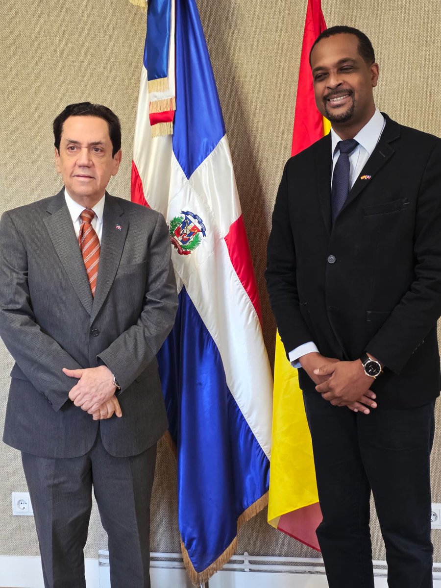 AmbHaitiEspagne's tweet photo. Rencontre de courtoisie à Madrid entre l’Ambassadeur de la République d’Haïti, Son Excellence Monsieur Wooldy Edson LOUIDOR et son Homologue de la République Dominicaine, Son Excellence Mr. Tony Raful TEJADA.
Son Excellence l’Ambassadeur Wooldy Edson LOUIDOR, récemment arrivé à Madrid, Espagne a rencontré Son Excellence Mr Tony Raful TEJADA, Ambassadeur de la République Dominicaine près le Royaume d’Espagne.
Cette rencontre cordiale a été l’occasion d’échanger sur un dossier humanitaire urgent concernant un ressortissant haïtien nécessitant une assistance pour regagner Haïti via la République Dominicaine.
Animé d’un profond sens du devoir et d’un engagement constant envers la communauté haïtienne, l’Ambassadeur LOUIDOR s’est personnellement impliqué pour faciliter la résolution de ce cas, en étroite coordination avec les autorités dominicaines.
Grâce à cette démarche concertée et à la coopération fraternelle entre les deux Ambassades, une solution rapide et humaine a pu être apportée.
Cette initiative témoigne de la volonté de l’Ambassade d’Haïti à Madrid de placer la protection et le bien-être de ses ressortissants au cœur de ses priorités, dans un esprit de dialogue, de solidarité et de bon voisinage. @MAE_Haiti 
------------------
Encuentro de cortesía en Madrid entre el Embajador de la República de Haití, Excmo Sr. Wooldy Edson LOUIDOR, y su Homólogo de la República Dominicana, Excmo Tony Raful TEJADA
El Excmo Sr. Embajador Wooldy Edson Louidor, quien acaba de llegar a Madrid, España, se reunió con el Excmo Sr. Tony Raful TEJADA, Embajador de la República Dominicana ante el Reino de España.
Este cordial encuentro fue una oportunidad para intercambiar sobre un caso humanitario urgente relacionado con un ciudadano haitiano que necesitaba asistencia para regresar a Haití a través de la República Dominicana.
Movido por un profundo sentido del deber y un compromiso constante hacia la comunidad haitiana, el Embajador LOUIDOR se implicó personalmente para facilitar la resolución de este caso, en estrecha coordinación con las autoridades dominicanas.
Gracias a esta acción conjunta y a la cooperación fraternal entre ambas Embajadas, se logró una solución rápida y humana.
Esta iniciativa demuestra la voluntad de la Embajada de Haití en Madrid de colocar la protección y el bienestar de sus ciudadanos en el centro de sus prioridades, en un espíritu de diálogo, solidaridad y buena vecindad.