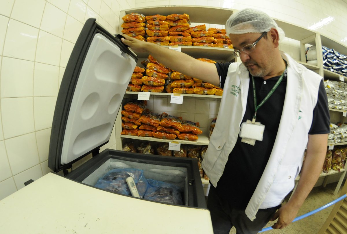 Os educadores do Distrito Federal agora têm mais uma ferramenta para encorajar bons hábitos alimentares em estudantes e colegas de trabalho. Está disponível, no portal da Secretaria de Saúde do DF, o folder Cantinas Saudáveis. 

📲Saiba mais: abrir.link/OHtry