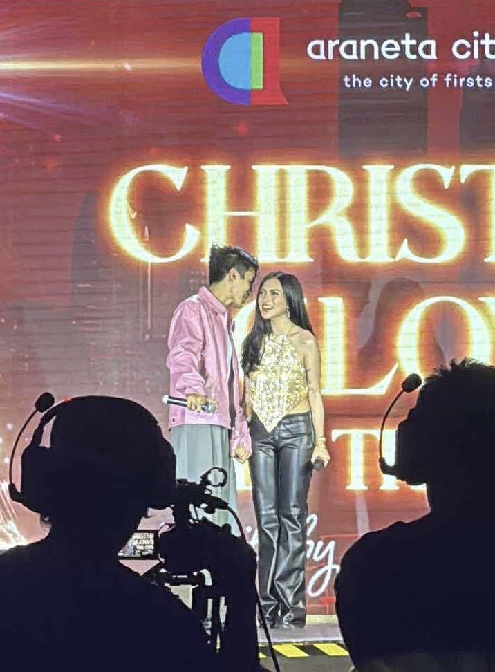 tulipsmb's tweet image. eto yung legit na ka holding hands ni brent &amp;gt;_&amp;lt; 

MIKBRENT GLOWS IN ARANETA CITY
MIKBRENT GLOWS IN ARANETA CITY