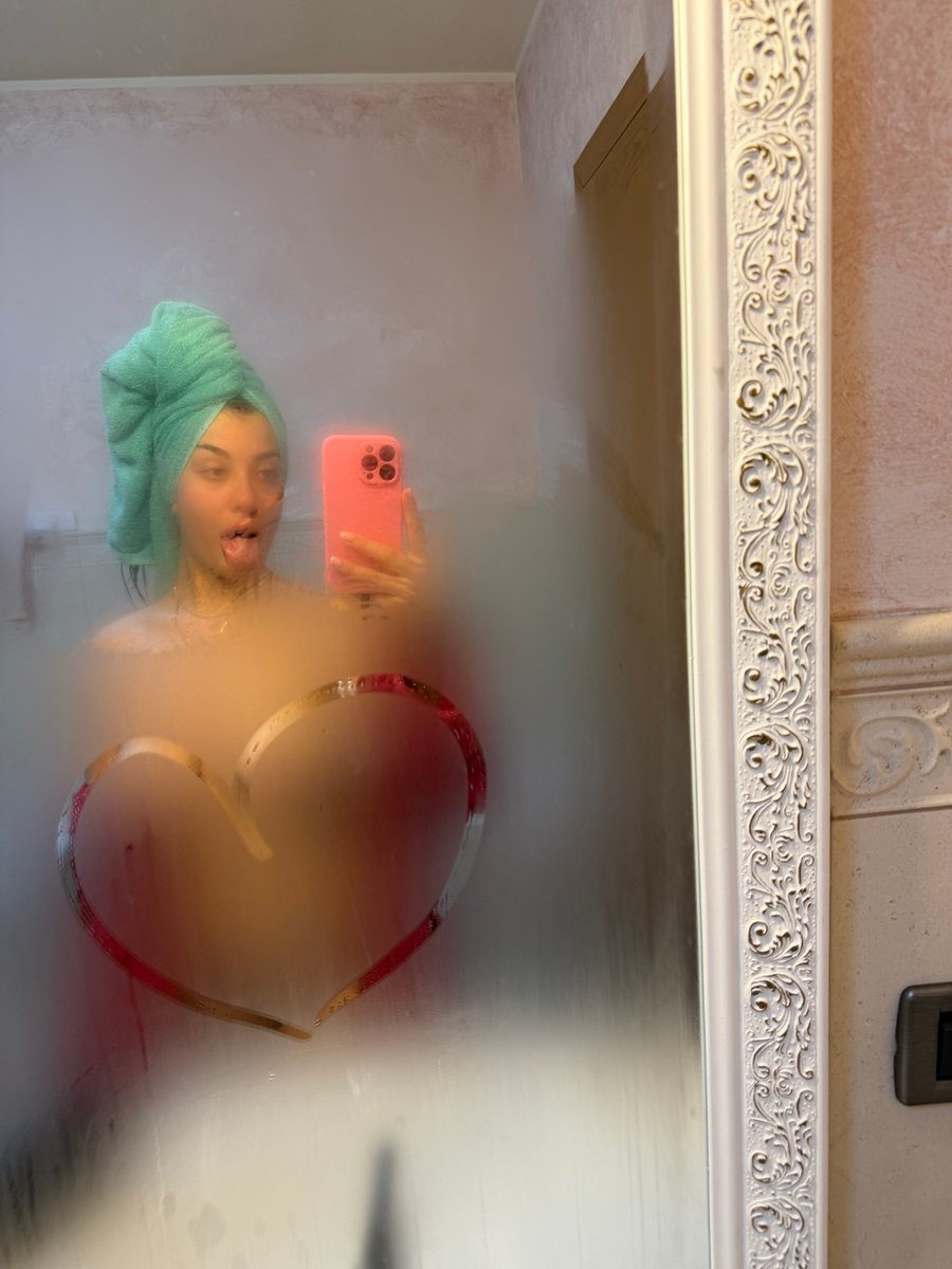 elisaronconn's tweet photo. Mando la foto con lo specchio asciutto a chi mette like e reposta😏💦 https://t.co/0myXqeIm1g