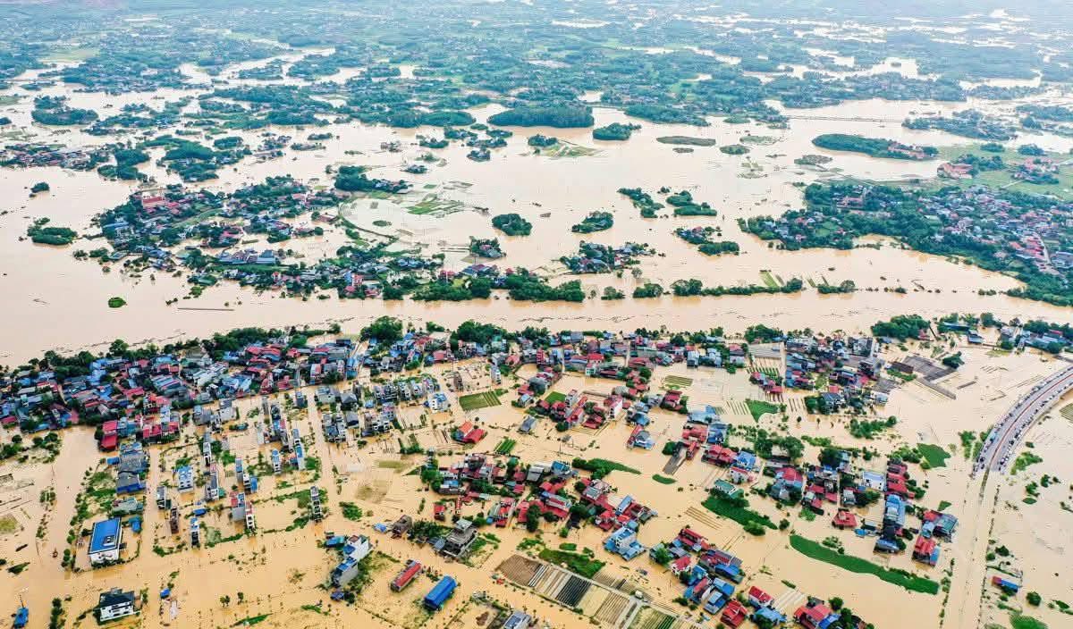 Miền Trung khổ nhiều rồi!

Nếu như bạn vẫn đang đọc được những dòng này, thì hãy biết ơn vì bạn và mình vẫn đang an toàn. Nhà mình và bạn vẫn chưa mất điện, còn internet, còn gia đình và không nằm trong vùng tâm bão. Ngay lúc này, cơn bão Kalmaegi đã rất sát