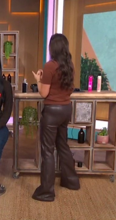 MaibAgain's tweet photo. Absolutely Tremendous #UnexpectedWank Just Now! Amy In Her Leather Trousers! 😈 #AmyShort #LeatherTrousers #WOW https://t.co/LWGtjlFF6n