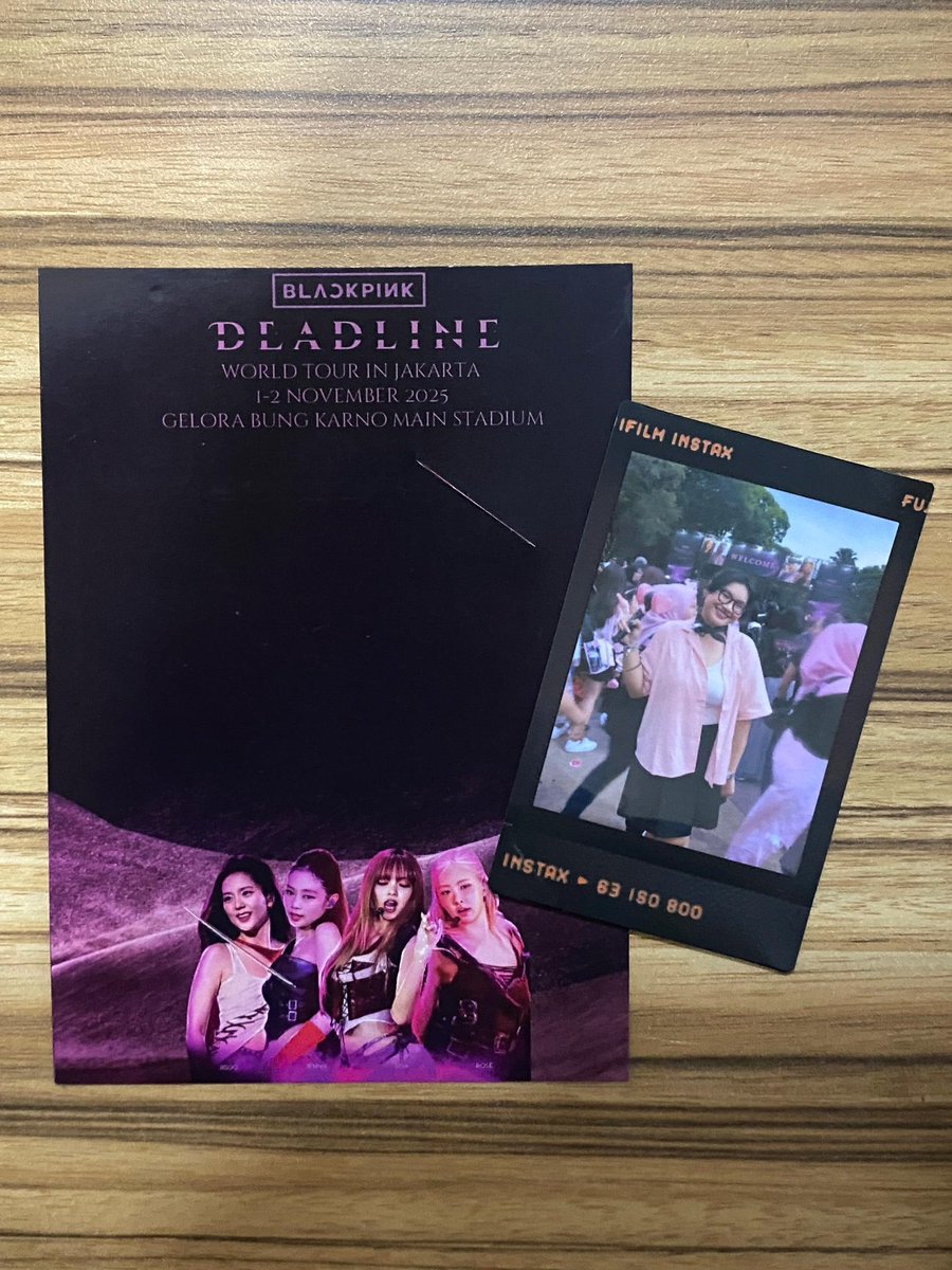 saskyayayaya's tweet photo. [NETIJEN AND BLINKS DO YOUR MAGIC]

aku lagi cari kakak yg buka jasa polaroid di konser Blackpink tgl 1-2 nov kmrn pake frame dan kertas polaroid ini, krn aku bayar OTS dan lupa catet kontak/ig nya buat minta softfiles, barangkali kakaknya baca atau ada yg foto dari orang yg sama https://t.co/RjZVYACwf9