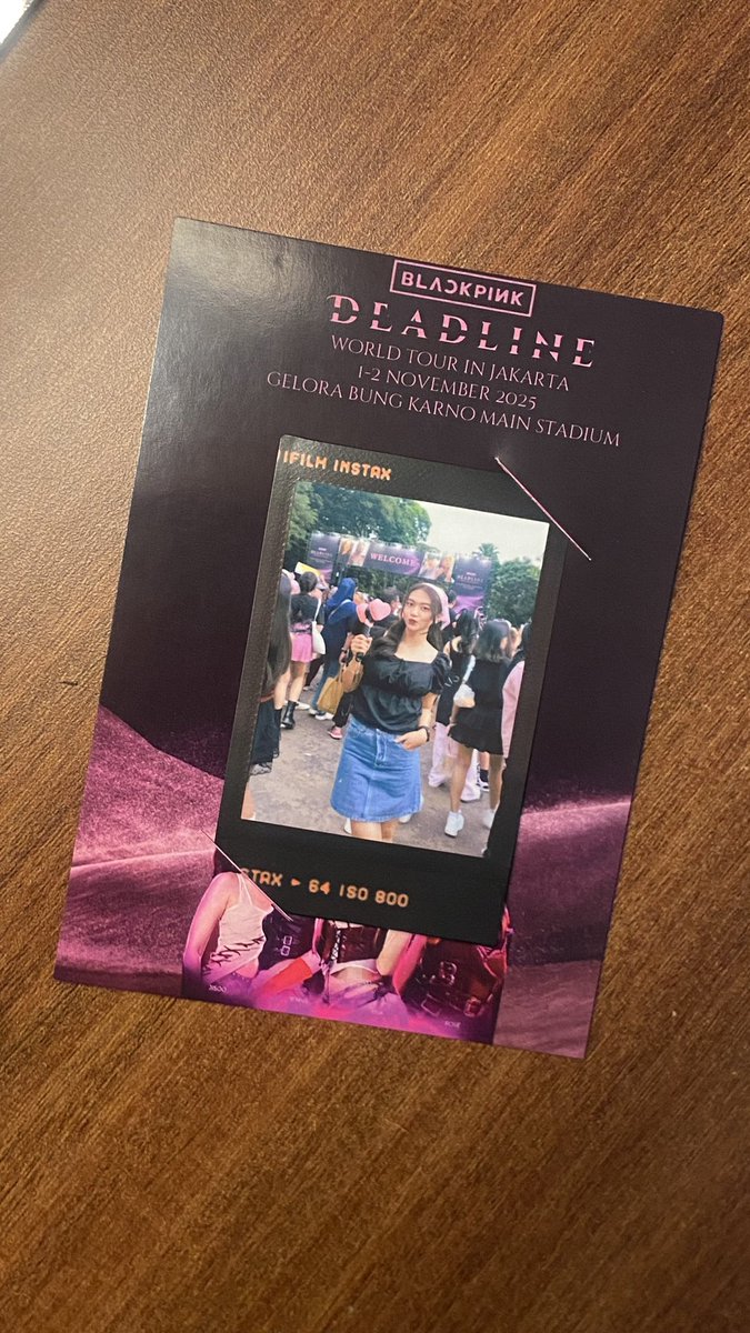 saskyayayaya's tweet photo. [NETIJEN AND BLINKS DO YOUR MAGIC]

aku lagi cari kakak yg buka jasa polaroid di konser Blackpink tgl 1-2 nov kmrn pake frame dan kertas polaroid ini, krn aku bayar OTS dan lupa catet kontak/ig nya buat minta softfiles, barangkali kakaknya baca atau ada yg foto dari orang yg sama https://t.co/RjZVYACwf9