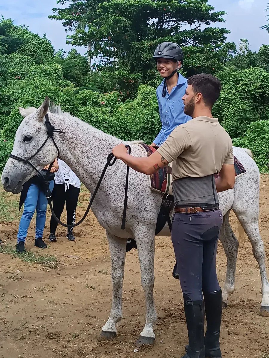 🐎 Hasta la Finca "La Loma" llegó hoy el proyecto "Quinta por la Inclusión Social".  

🐴 La #Equinoterapia es una disciplina ecuestre que aprovecha la relación afectiva que se establece con el caballo.