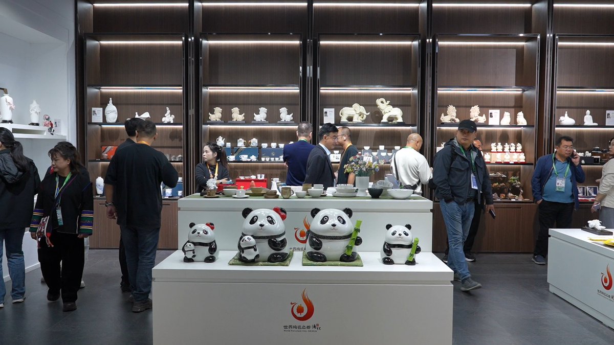 HolaFujian's tweet image. From Fujian’s Dehua, the luminous white porcelain graces the China International Import Expo in Shanghai — a thousand years of craftsmanship telling the story of Eastern aesthetics and captivating the world with the charm of Chinese artistry. #Fujian #Porcelain