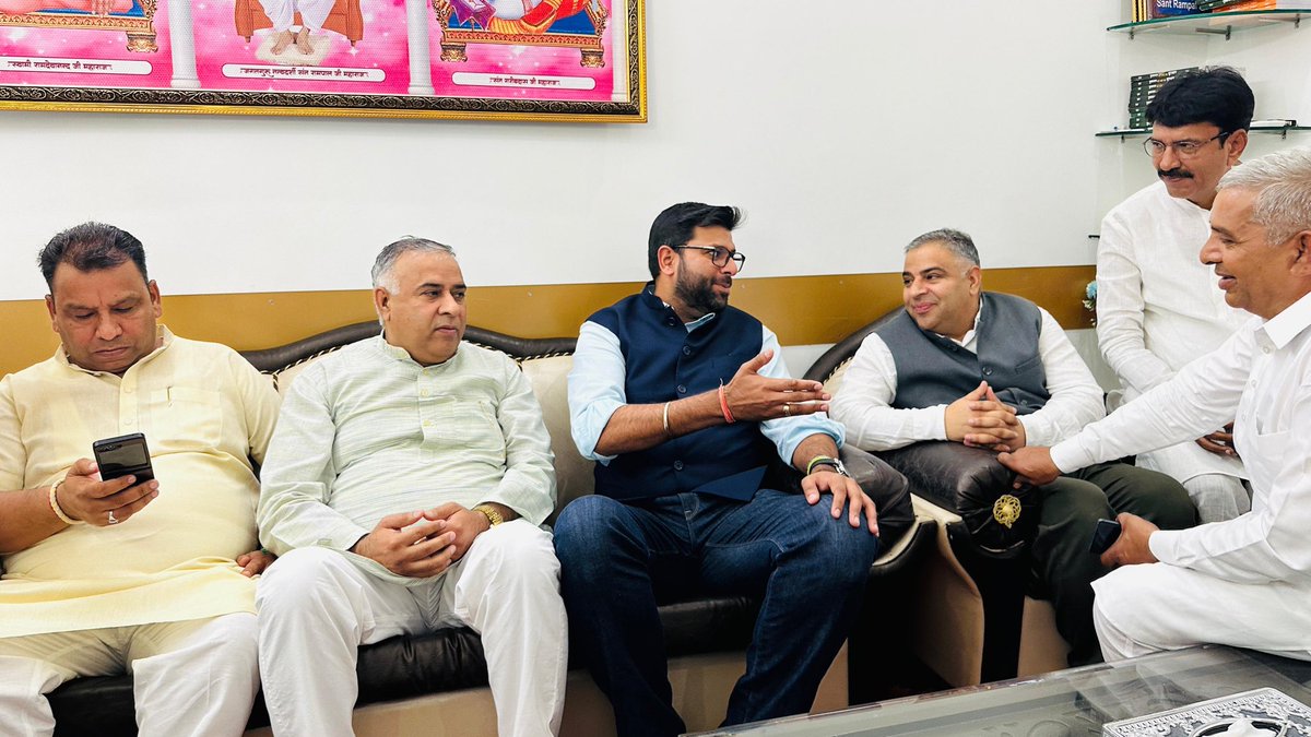 DVJChautala's tweet photo. आज हल्का बरोदा के गाँव धनाना स्थित संत रामपाल जी महाराज के आश्रम पहुँचा और उनके पुत्रों से सौजन्य भेंट की।

जब बाढ़ के समय सरकार और प्रशासन नाकाम रहे, तब संत रामपाल जी महाराज ने आगे बढ़कर किसानों की मदद के लिए पाइपलाइन और मोटरें उपलब्ध कराईं, यह सच्ची सेवा भावना का उदाहरण है। https://t.co/oeULrs2FNO