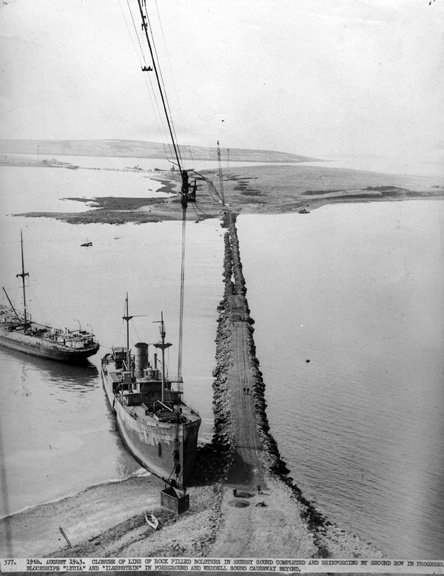 TRUFAULT's tweet image. En cuestión de horas, 52 de los 74 buques —entre acorazados, cruceros de batalla y destructores— se hundieron, en la frías aguas de la base británica de #ScapaFlow.
Y si bien es cierto que algunos fueron recuperados posteriormente para su #desguace en las décadas de 1920 y 1930..