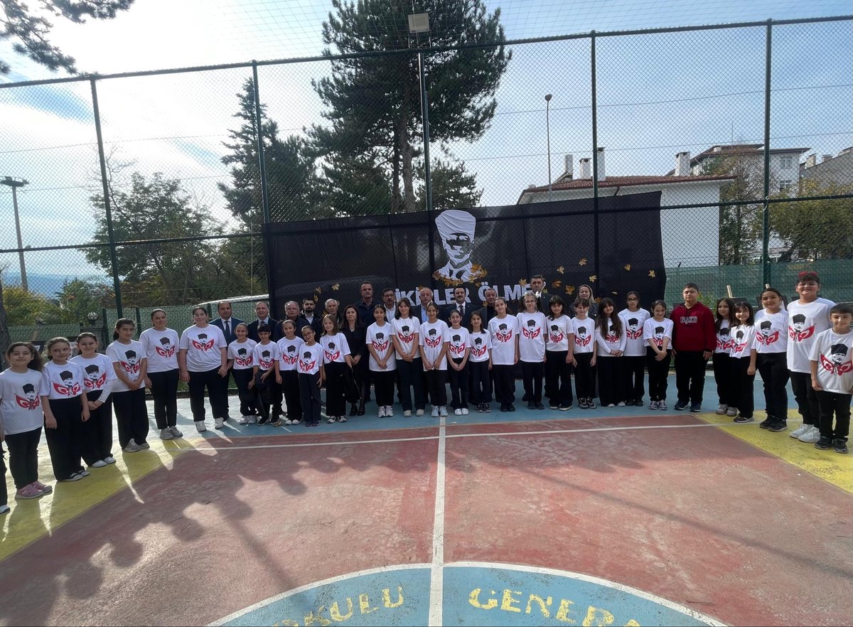 Kaymakamımız Sayın Ali Emre TEKİN, Belediye Başkanı Sayın Süleyman YAZKAN ve protokol üyelerimizle birlikte General Şükrü Kanatlı Ortaokulu öğrencileri tarafından hazırlanan “Silüetlerle Atatürk” temalı resim sergisinin açılışına katıldı.