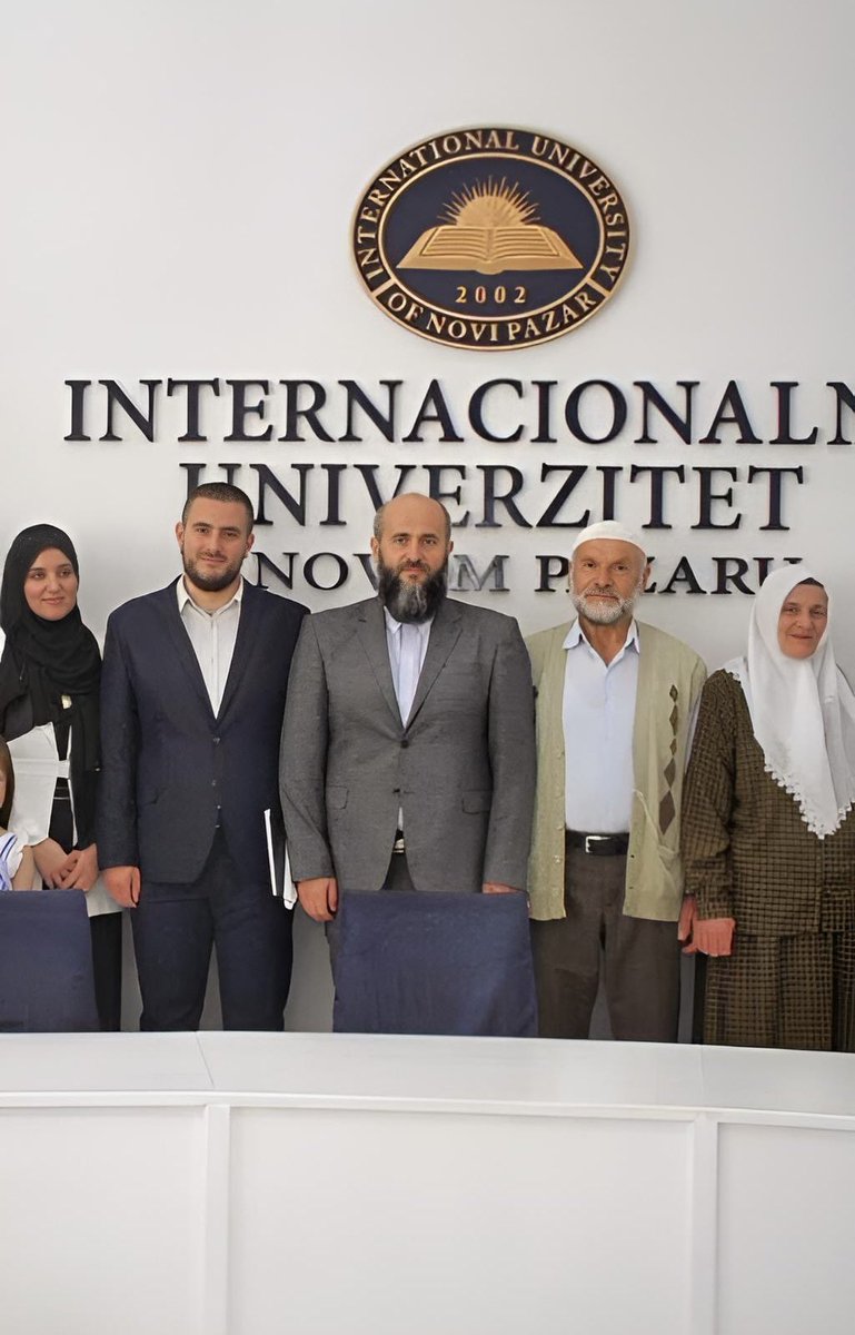 Sve se može posuti pepelom zaborava.
Samo se jedna stvar ne zaboravlja, porodica. Dom gdje si voljen, makar i pogriješio. 

Četiri godine je već prošlo, a kao da su četiri dana. Život brzo prolazi. Uzmimo pouku. Ostavimo iza sebe dobra djela, kao što je i naš voljeni Muftija.