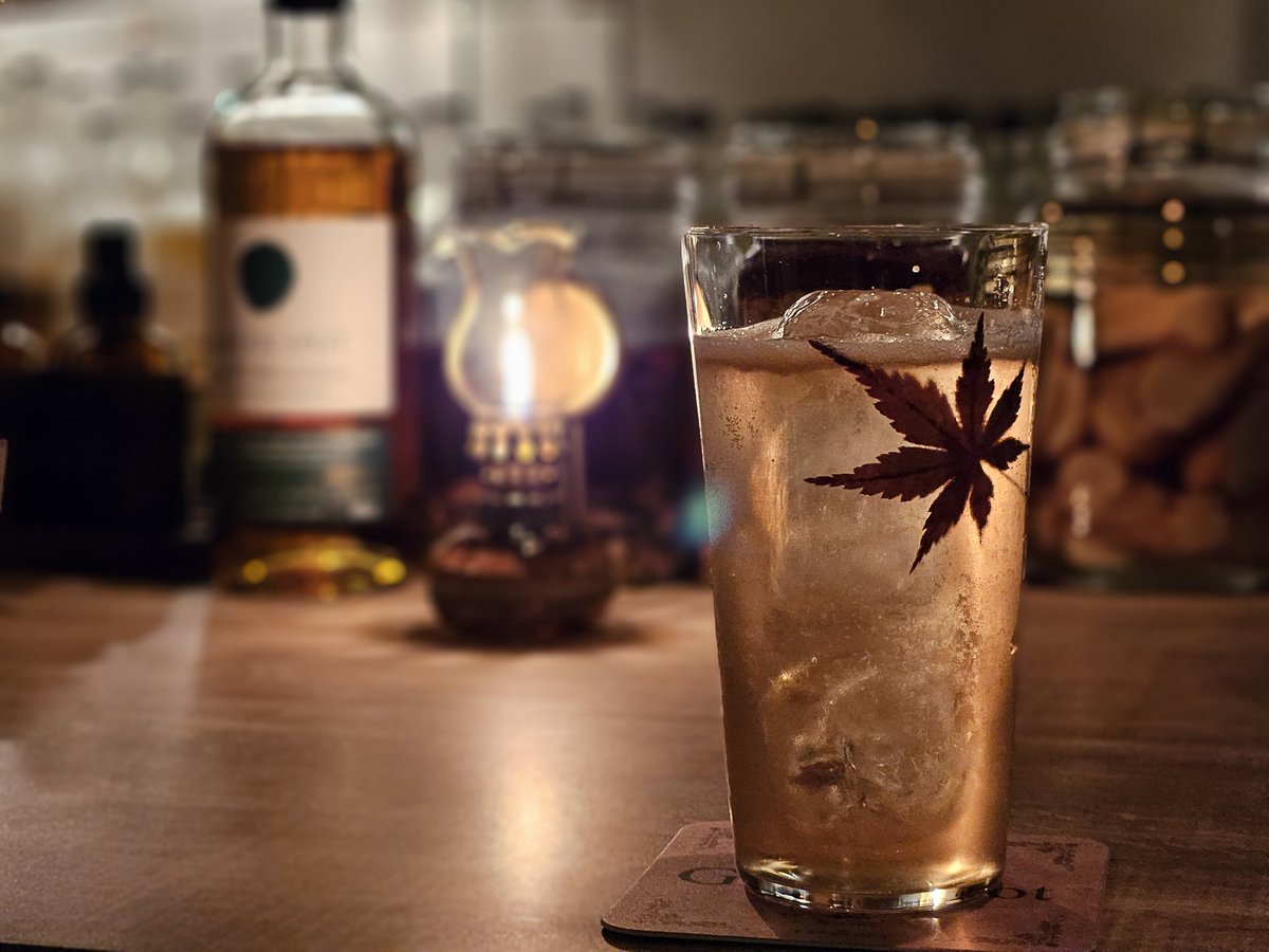 GreenspotBar's tweet photo. 秋を感じる一杯を今年もご用意しております。
『紅葉フィズ』
もみじ茶の茶葉を浸け込んだウォッカをベースに、メープルシロップと柿のリキュールで甘味を加えたフィズスタイルのカクテルです。
数量限定ですので是非お早めに🍁
#グリーンスポット #心斎橋バー #カクテル #紅葉 #もみじ https://t.co/HAz4uHD0aK