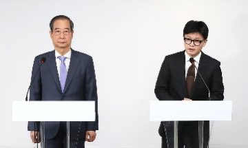 2024년 최고의 사진

“지금보면 졸라 웃긴 사진”

총으로 쏴서 죽이라는데 동의한 ‘내란중요임무 종사자’와 총 맞고 죽을뻔한 ‘가방모찌’

근데 또 권력을 질서있게 받겠다며 지랄하는 괴랄한 풍경 ✋🤩