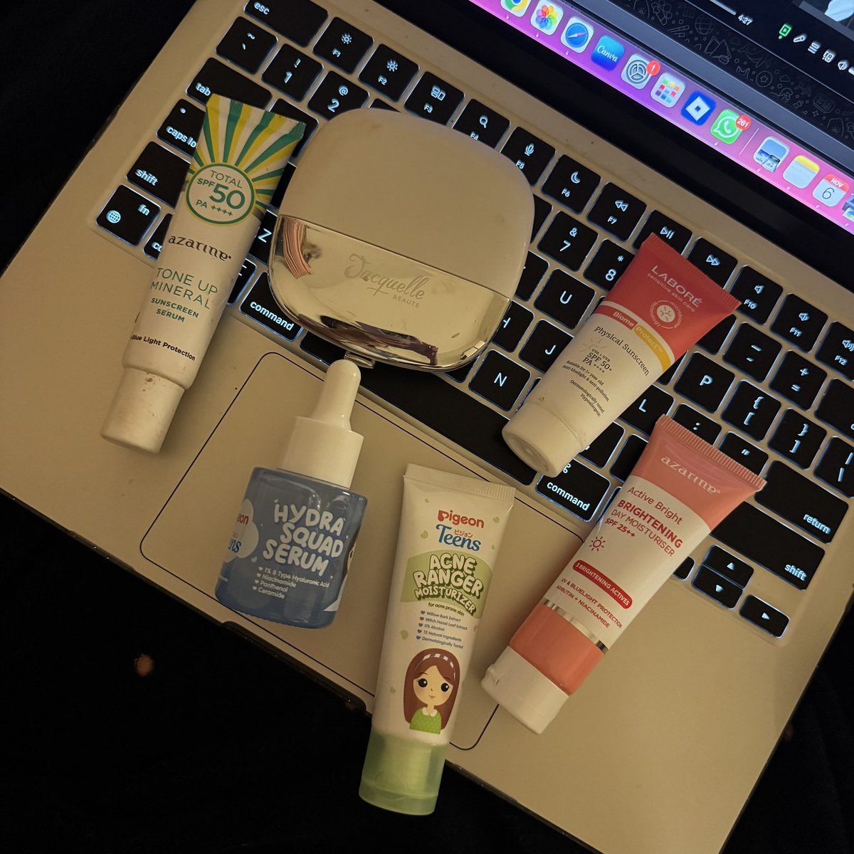 fahkucing's tweet photo. hii guys aku barusan beresin rak skincare aku &amp; nemu bbrp skincare yg ga kepake hehe, ini aku jual 5-10k/each aja yaa soalnya ada yg expnya udh deket. details aku share di bawah yaa, ini jg ada bedak jacquelle masih BANYAKK POL ak jual 10k juga soalnya 2026 udh exp 🙏🏻🙏🏻 https://t.co/q3G8aslzG6