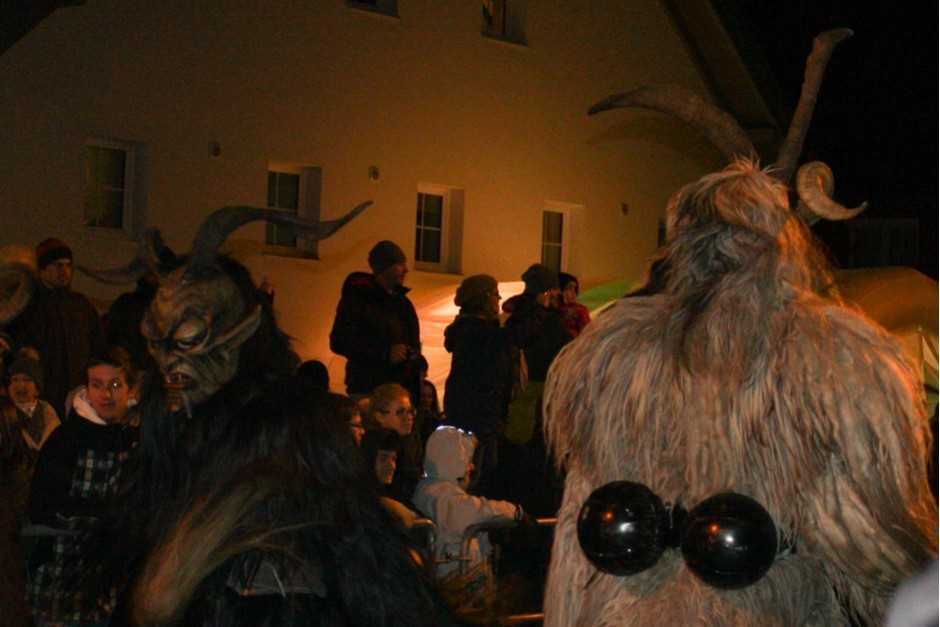 Gänsehaut statt Glühwein?

Ja – denn wenn Perchten mit schweren Glocken durch Salzburgs Altstadt ziehen, bekommst du Atmosphäre, die tiefer geht als jeder Weihnachtsmarkt. Hol dir unsere Tipps fürs Staunen.

travelworldonline.de/krampus-percht…

#Salzburg #Gnigl #Krampuslauf #Advent