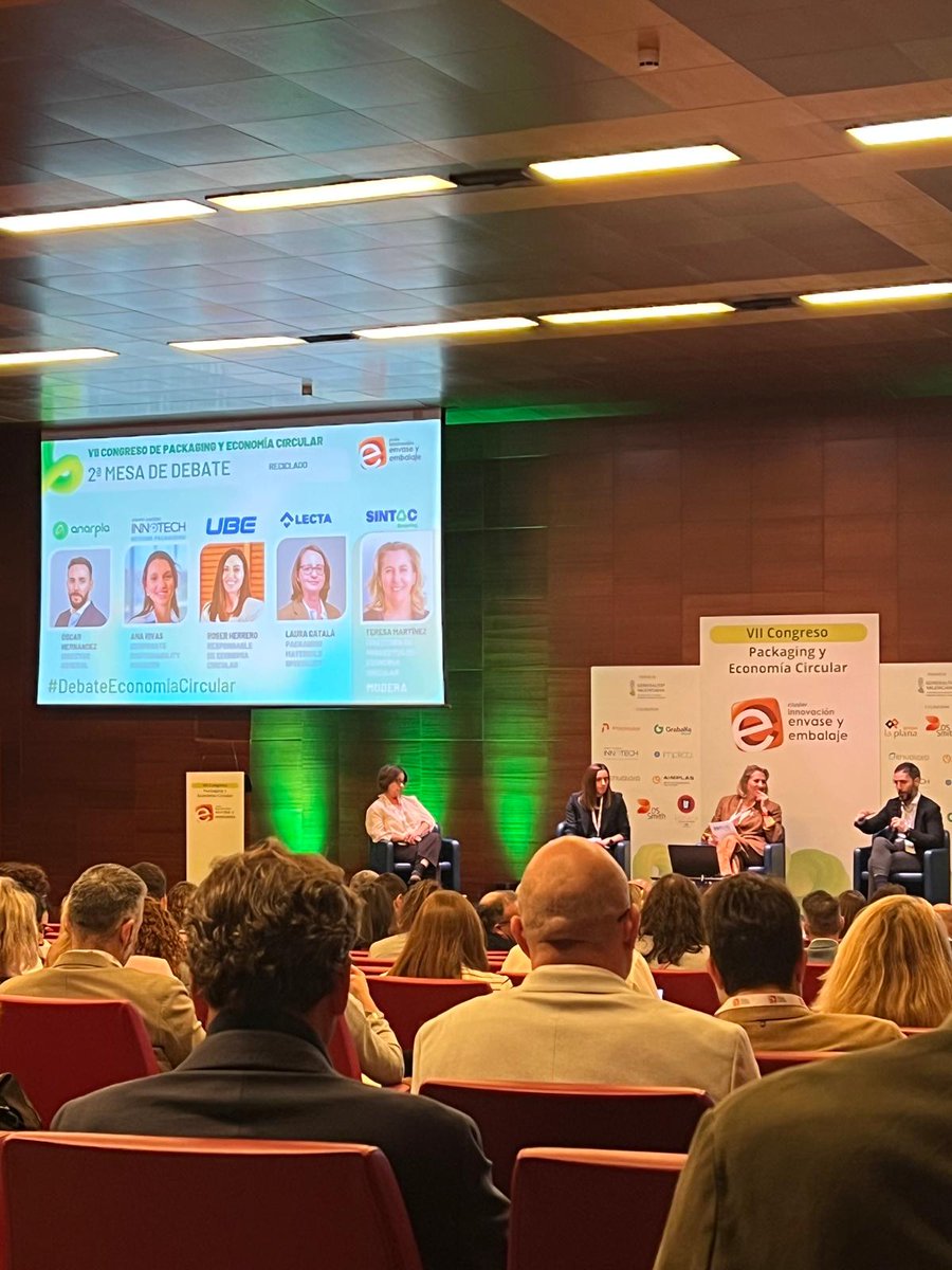 CND_INGESA's tweet photo. 🌍 El Centro Nacional de Dosimetría ha asistido al VII Congreso de Packaging y Economía Circular, celebrado en Feria Valencia y organizado por el Cluster de Innovación de Envase y Embalaje. El evento ha reunido a más de 250 profesionales del sector en un momento clave, marcado por la cuenta atrás hacia un modelo 100 % sostenible. La jornada ha servido como punto de encuentro para debatir sobre los retos que plantea la transición ecológica en el ámbito del envase y embalaje.

📜 Uno de los temas centrales del congreso ha sido el Reglamento Europeo sobre envases y residuos de envases (#UE2025/40), que entrará en vigor en agosto de 2026. Este marco normativo establece exigencias concretas en materia de reciclabilidad, reutilización, reducción de residuos y contenido reciclado. La asistencia a este tipo de encuentros permite a los profesionales conocer de primera mano cómo se está abordando su aplicación, valorar sus implicaciones técnicas y económicas, y compartir experiencias sobre su implementación en distintos sectores industriales.

👏 Desde el Centro Nacional de Dosimetría se agradece al Cluster de Innovación de Envase y Embalaje por la excelente organización del congreso y a los patrocinadores como la @generalitat  Valenciana (consellería de innovación, industria, comercio y turismo), que han facilitado el diálogo entre empresas, instituciones y expertos. La participación activa en este tipo de foros refuerza el compromiso del CND con la sostenibilidad, la innovación y la adaptación normativa, elementos clave para avanzar hacia una economía circular real y efectiva.

#DebateEconomíaCircular
#ReglamentoUE202540
#CNDosimetria
